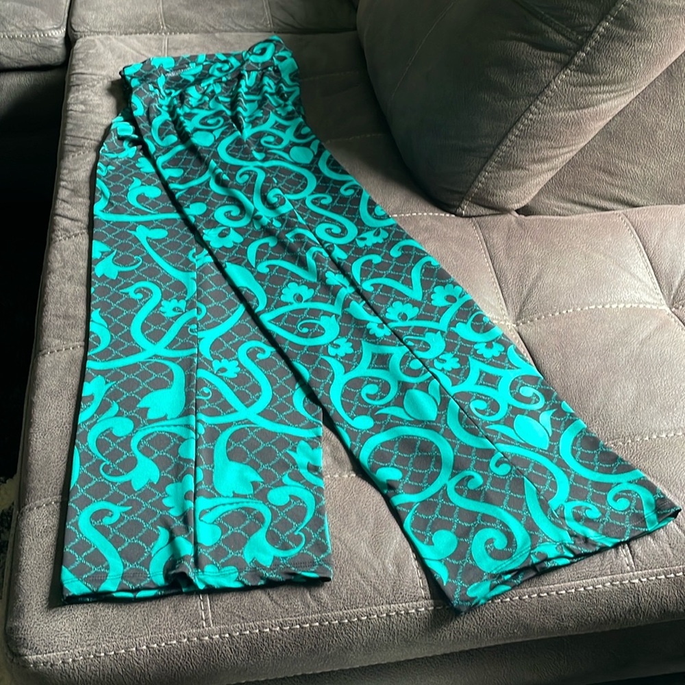Lightweight and fun pants, slightly wide/ bootleg flare legs.
